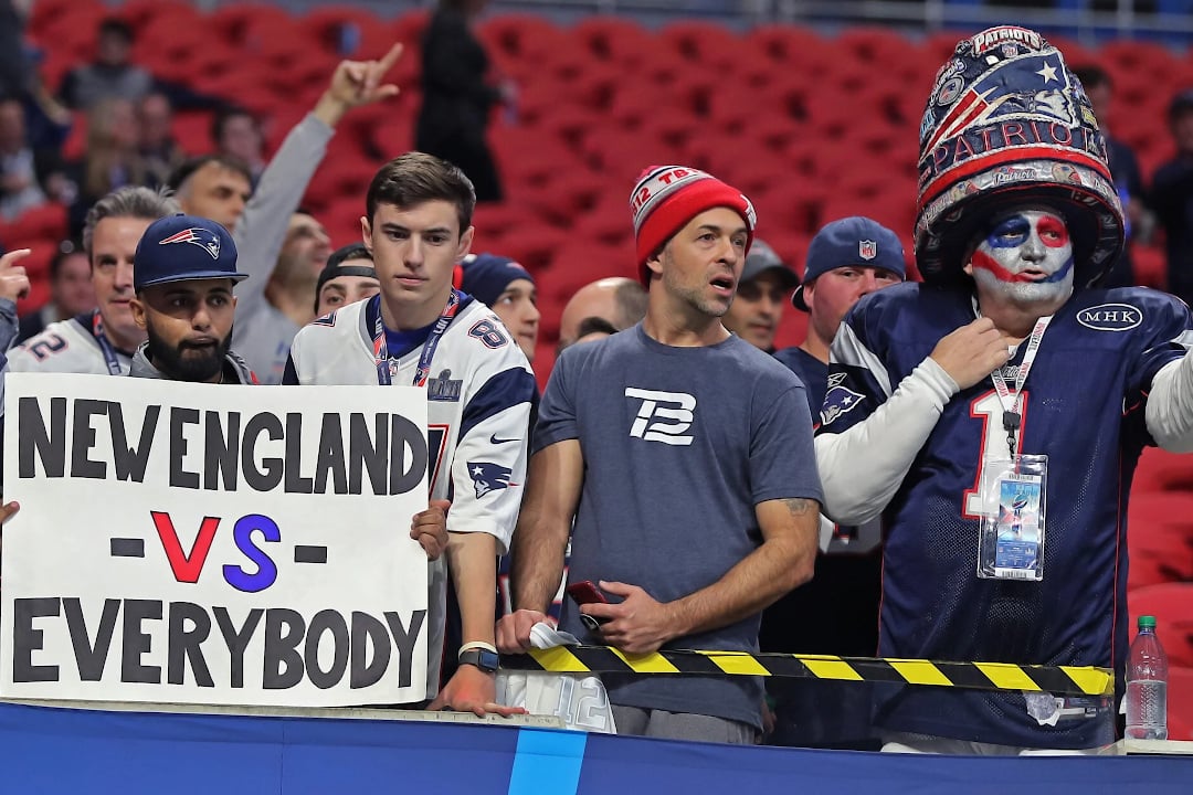 Torcedores com cartazes e fantasias na arquibancada dos Patriots
