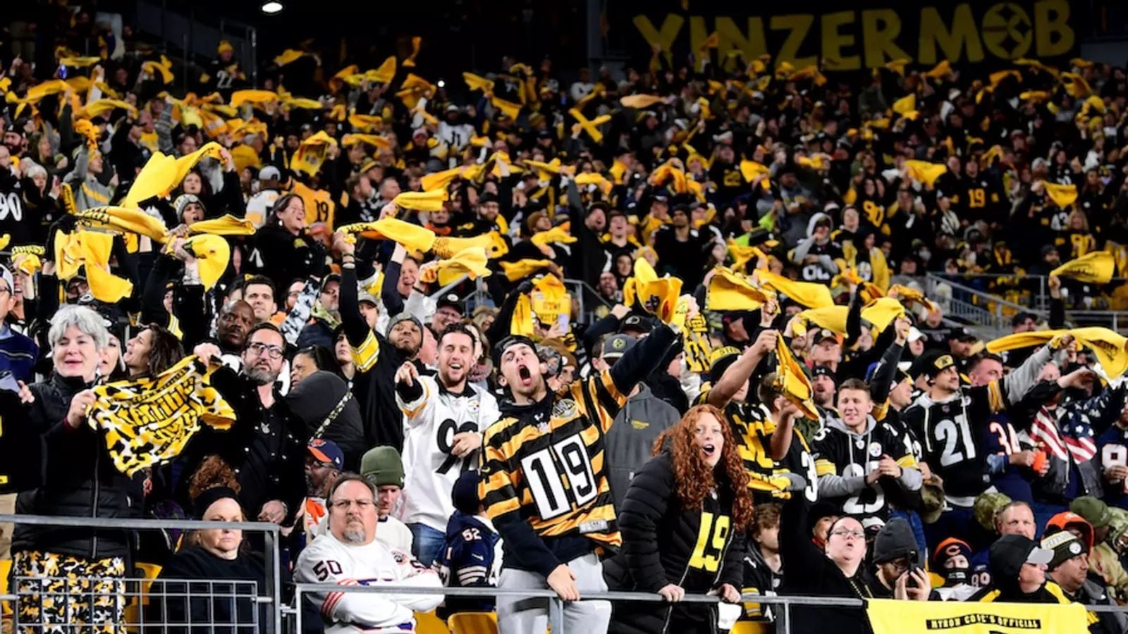 Arquibancada dos Steelers, centenas de torcedores giram panos amarelos