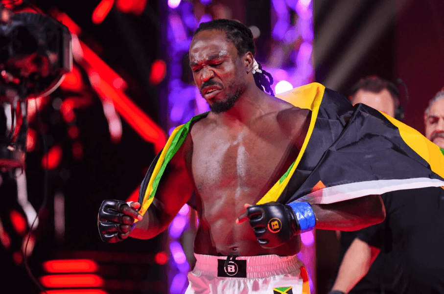 Jason Jackson entrando no octógono do Bellator com a bandeira da Jamaica nas costas.