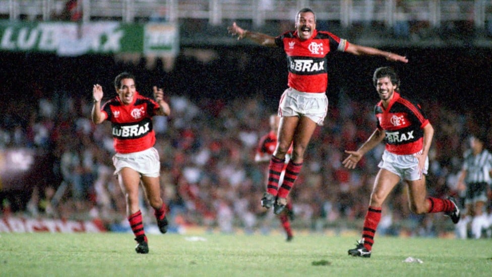 Maestro Júnior comemora gol em 1992 
