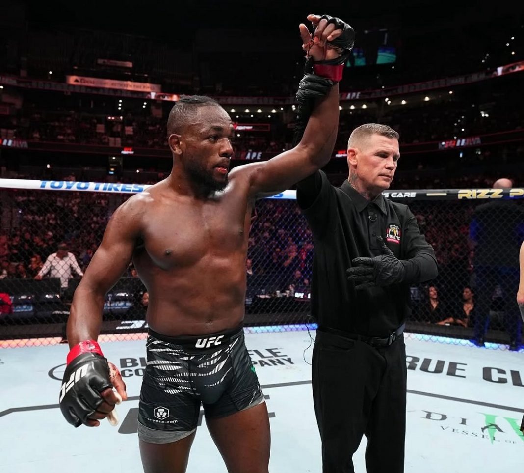 Manel Kape después de ganar una pelea en UFC.