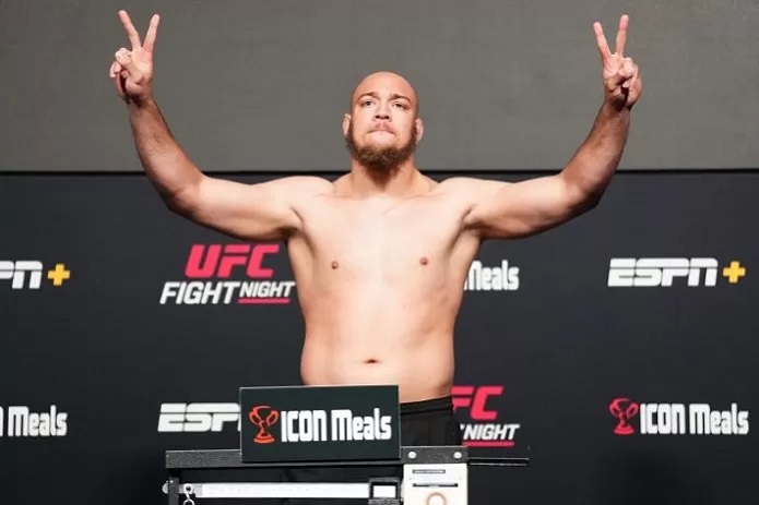Com apenas duas lutas no UFC, o brasileiro Valter Walker é considerado favorito no confronto contra o norte-americano Don’Tale Mayes.