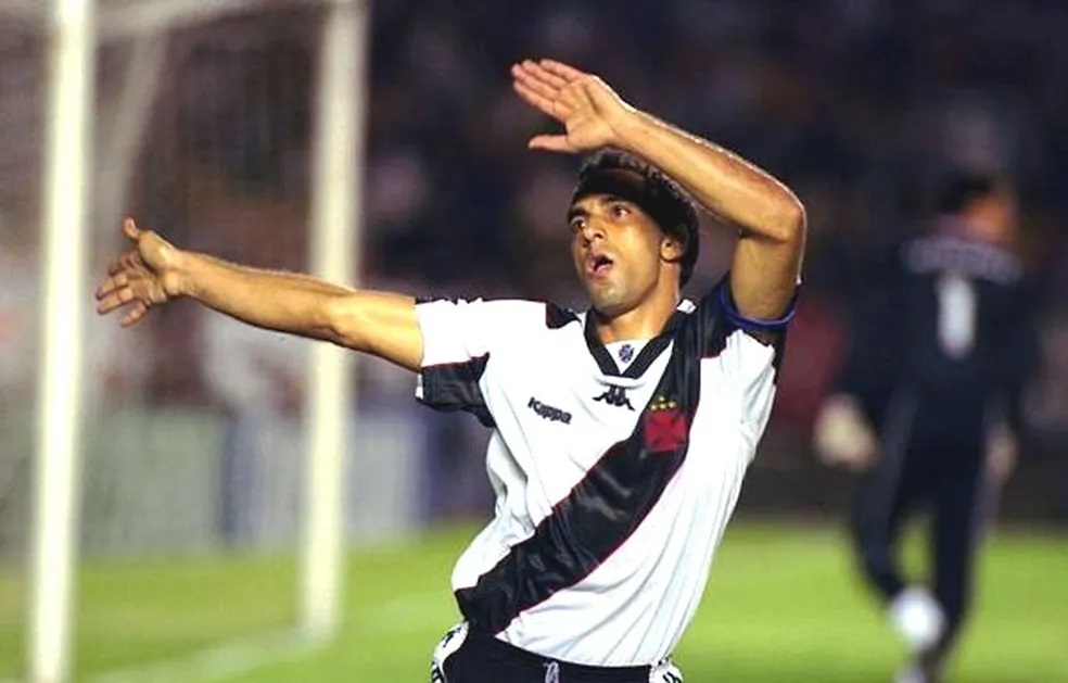 Edmundo comemora gol do Vasco
