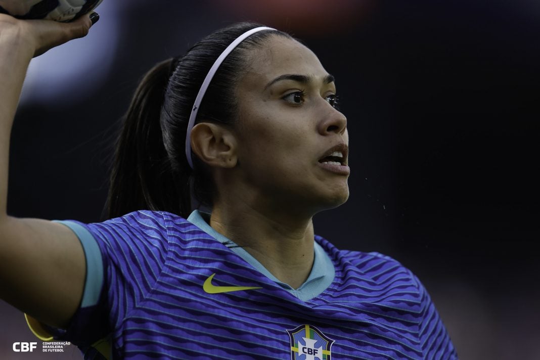 Jogadora da Seleção Brasileira de Futebol Feminino em campo
