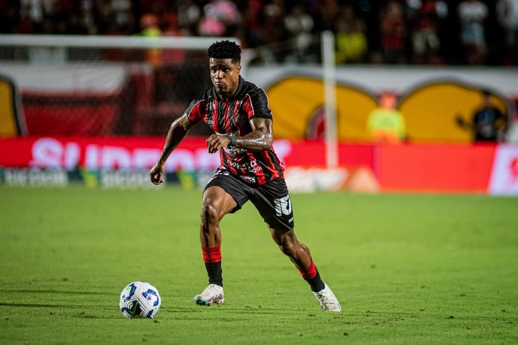 Jogador do Esporte Clube Vitória em campo pelo Brasileirão 2025