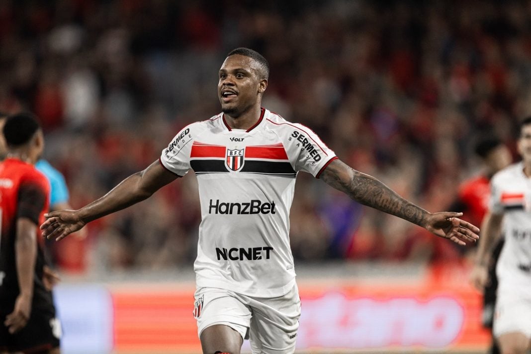 Jogador do Botafogo SP comemora gol na Série B