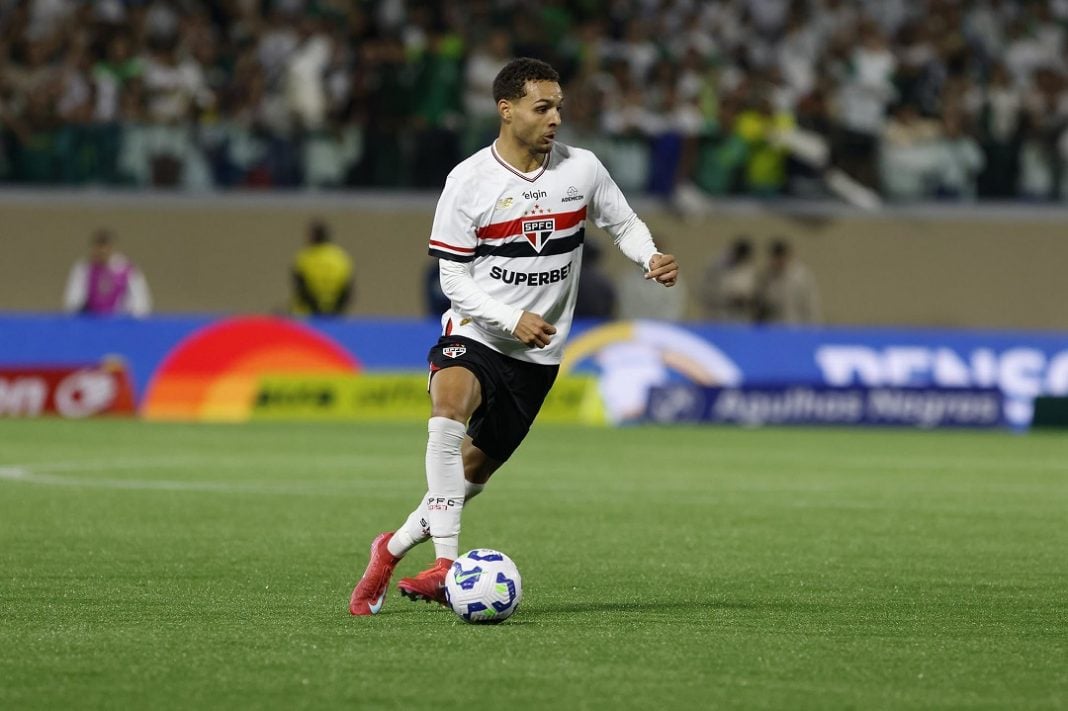 Jogador do São Paulo conduz a bola na Série A