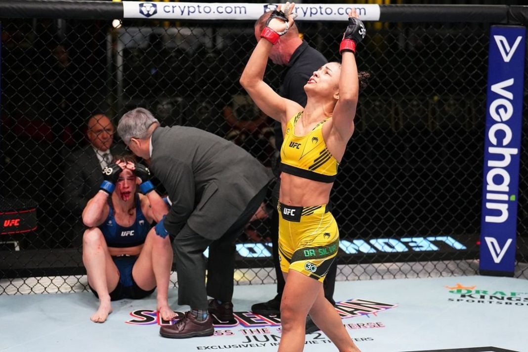 Natalia Silva desfere um chute no octógono do UFC