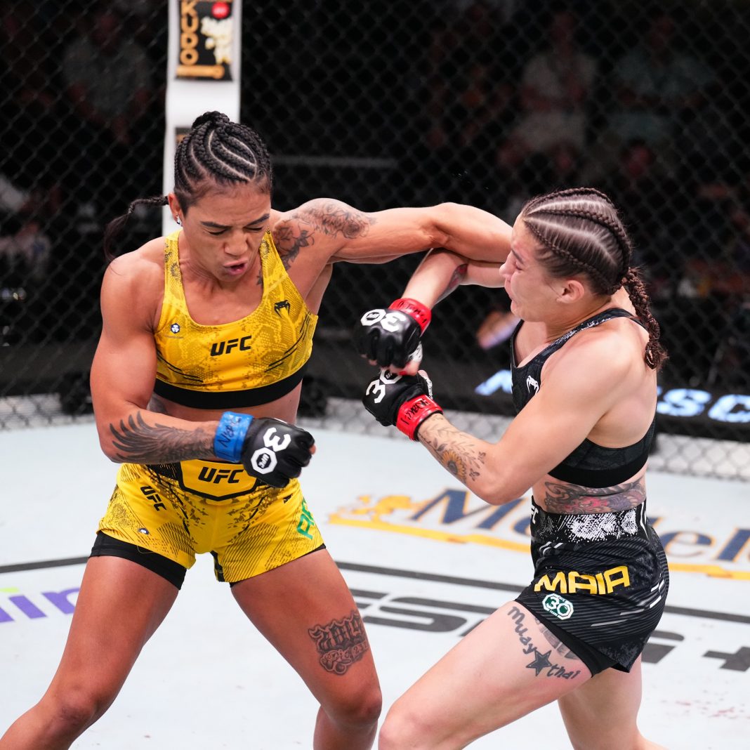 Viviane Araújo desfere golpe em adversária no UFC