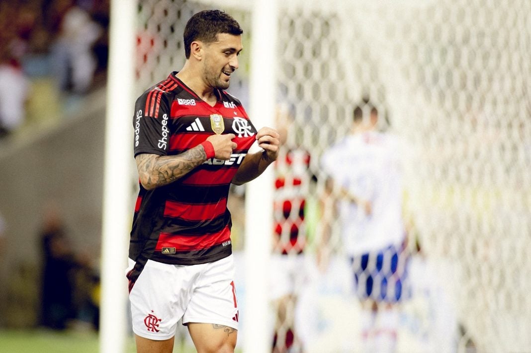 Arrascaeta em campo pelo Flamengo no Brasileirão