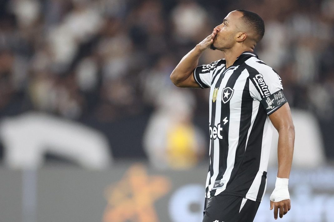Jogador do Botafogo comemora gol no Brasileirão 2025