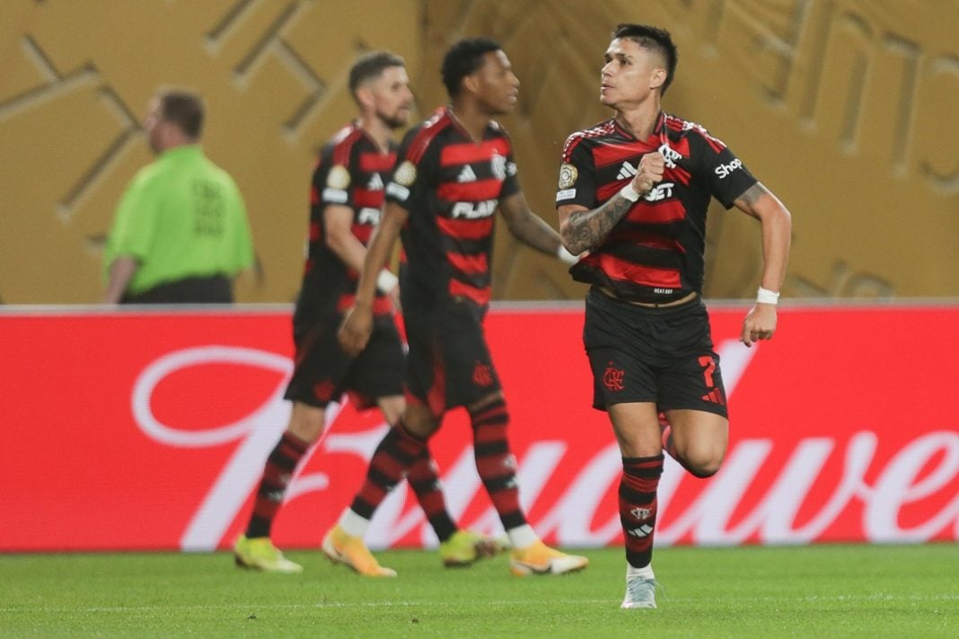 Jogador do Flamengo comemora gol no Mundial de Clubes FIFA
