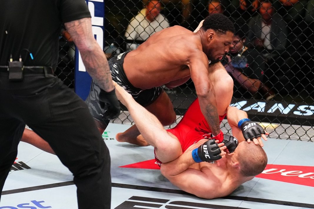 Mansur Abdul-Malik desfere golpe em adversário no UFC