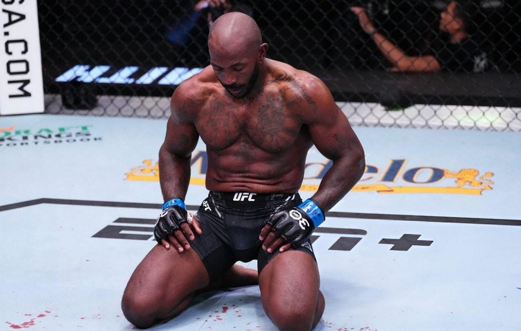 Khalil Rountree Jr. se ajoelha no octógono do UFC