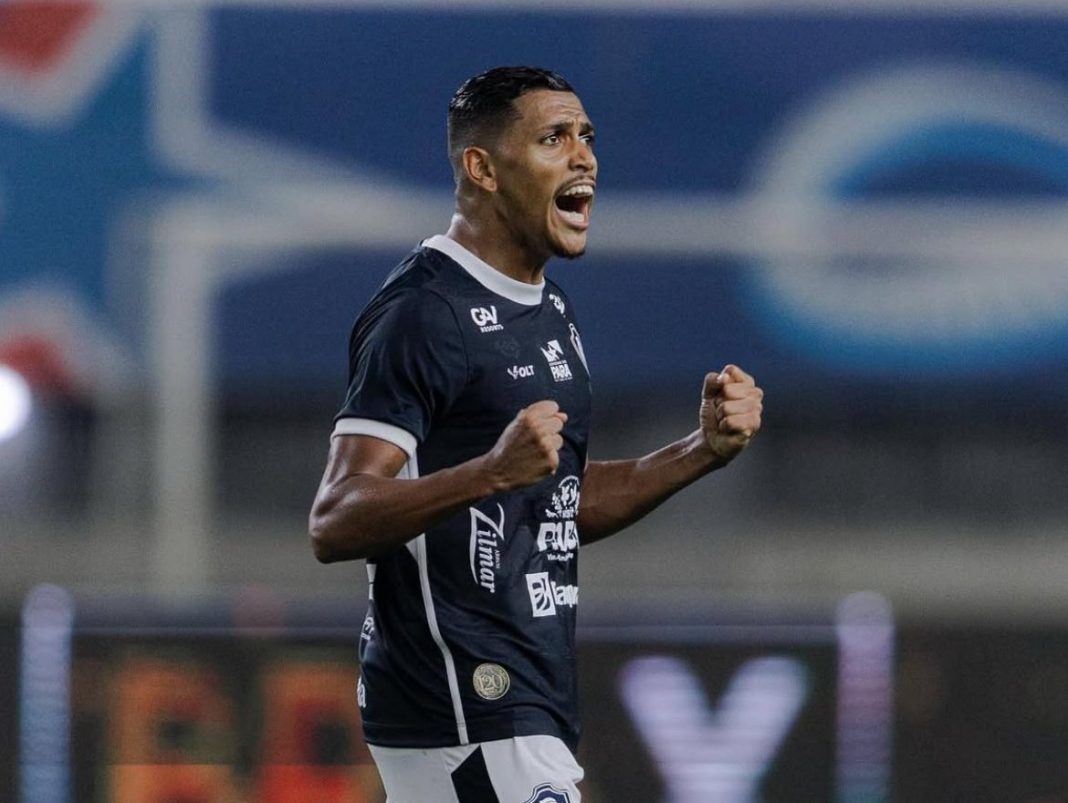 Pedro Rocha comemora gol na Série B pelo Remo