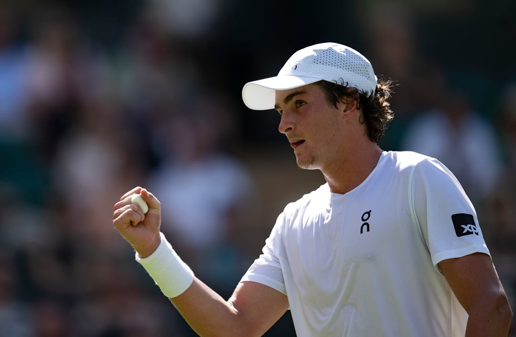 João Fonseca comemora ponto em Wimbledon