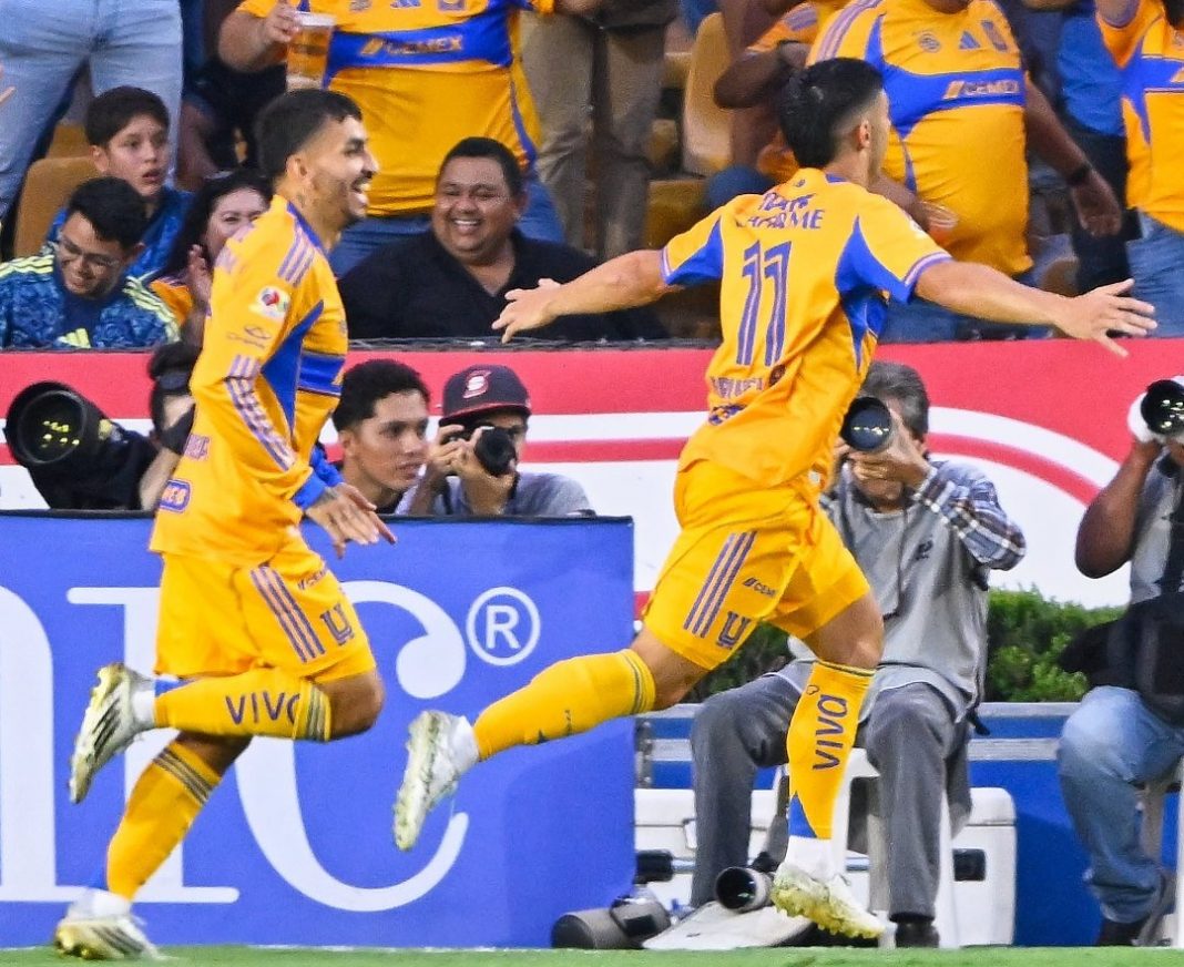 Juan Brunetta celebrando un gol.
