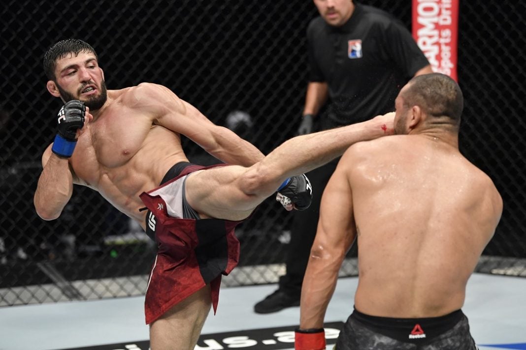 Arman Tsarukyan x Dan Hooker lutam no UFC este sábado (22/11)
