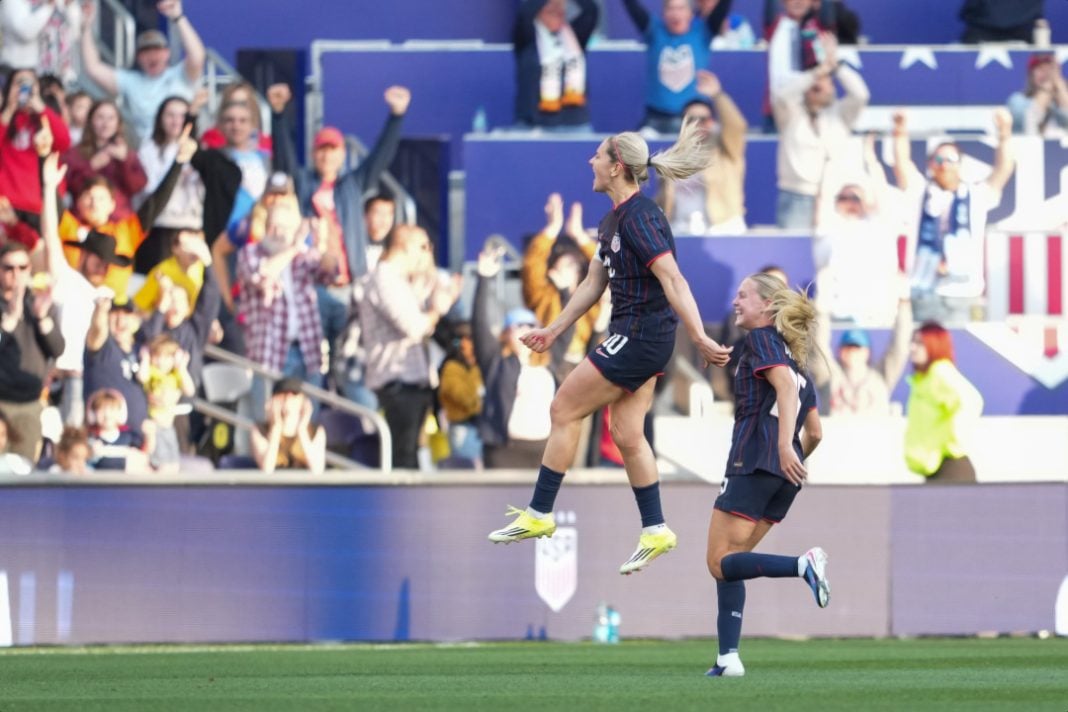 Jogadoras da Seleção Feminina dos EUA comemoram gol