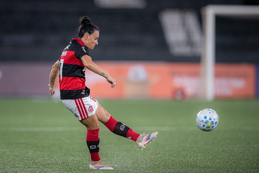 Jogadora do Flamengo F passa a bola