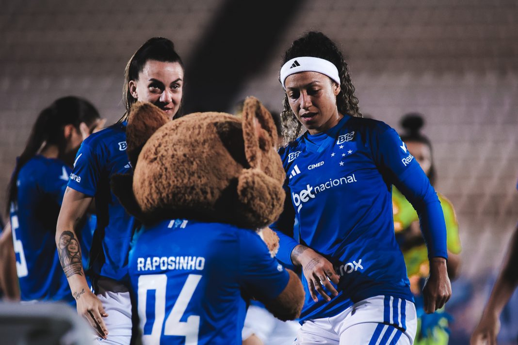Jogadoras do Cruzeiro F comemoram com mascote