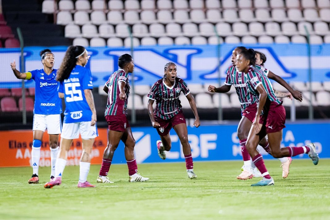 Atletas do Fluminense Feminino comemoram gol