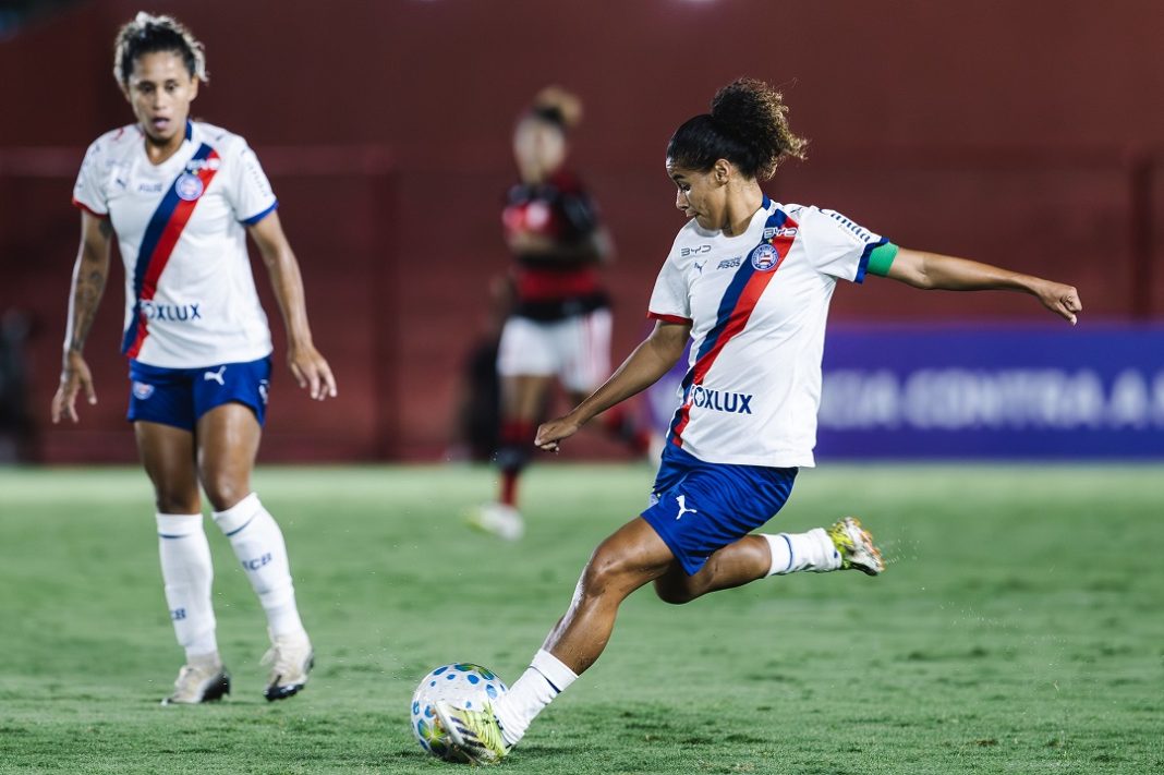 Jogadora do Bahia Feminino bate falta