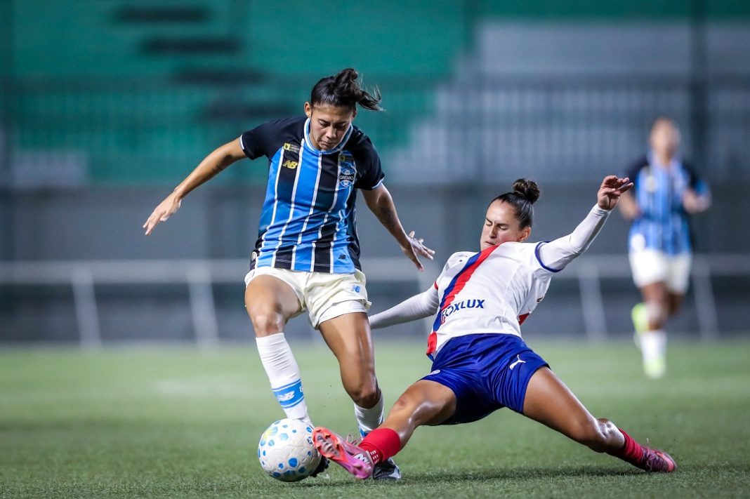 Jogadoras do Bahia e Grêmio Feminino disputam a bola