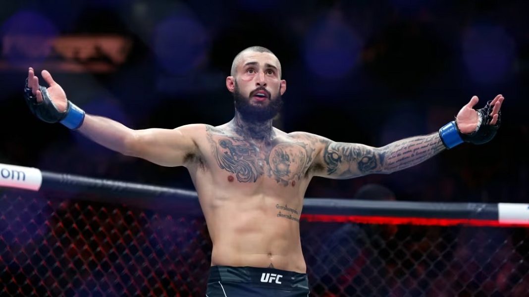 Charles Jourdain comemora vitória no UFC