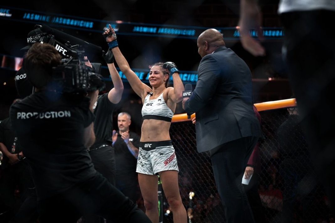 Jasmine Jasudavicius celebra vitória no UFC