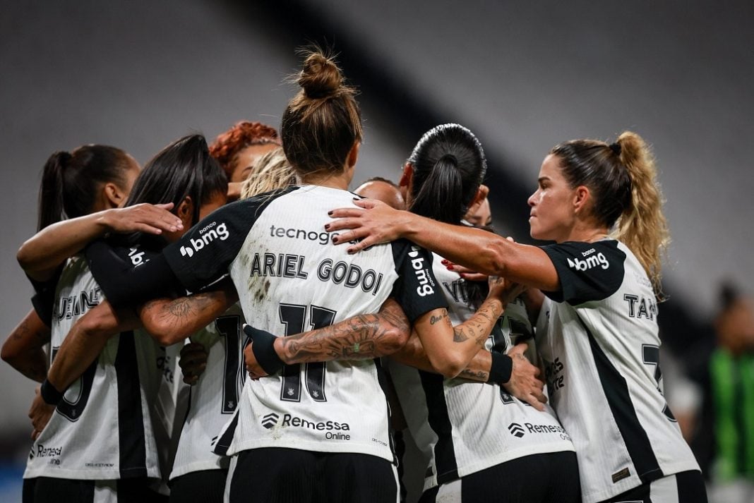 Jogadoras do Corinthians Feminino comemoram gol
