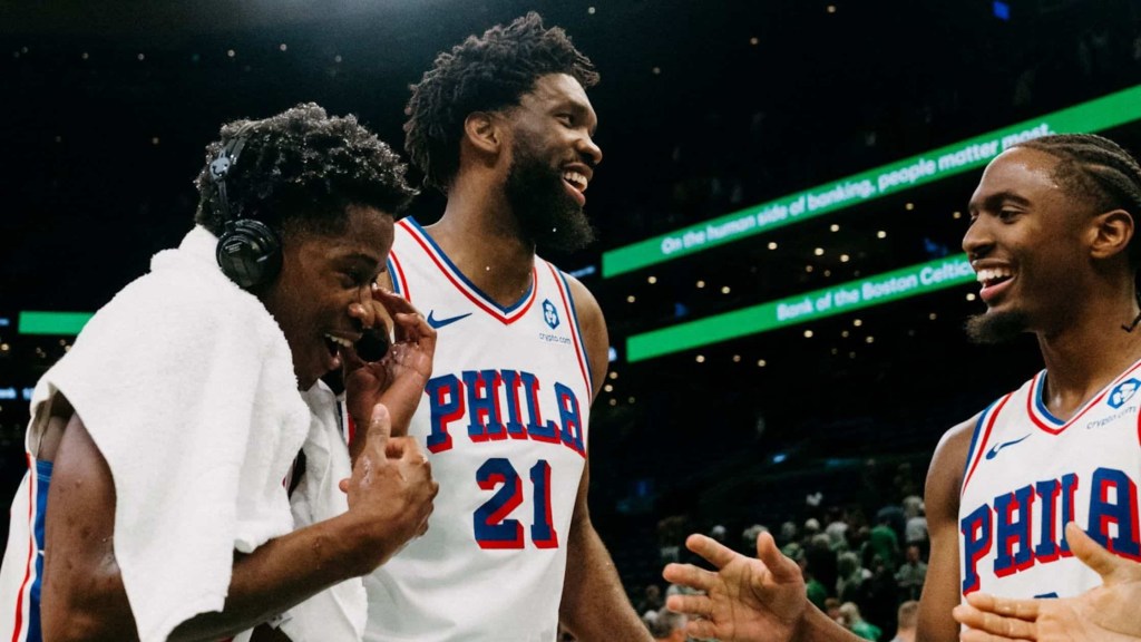 Jogadores do 76ers reunidos no pós-jogo