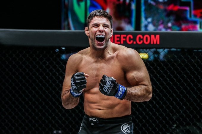 Marcus Buchecha comemora vitória no octógono