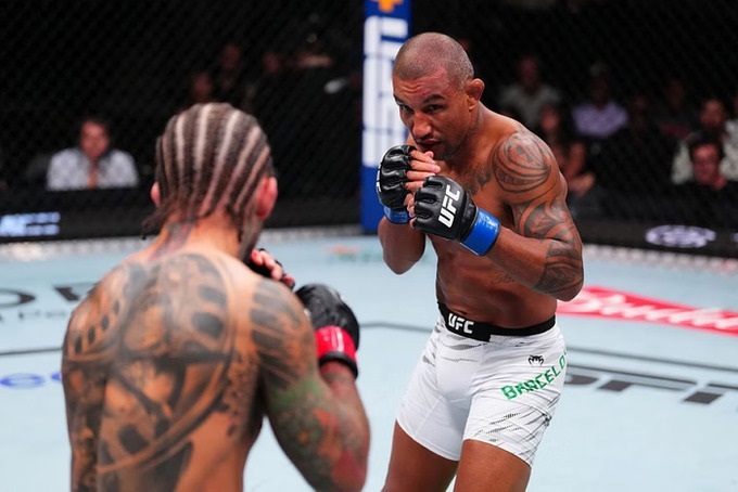 Raoni Barcelos com a guarda alta no octógono do UFC