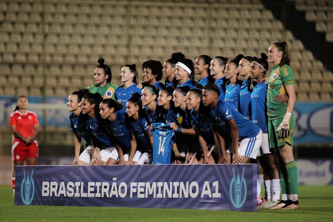 Jogadoras do Cruzeiro Feminino posam para foto antes do jogo