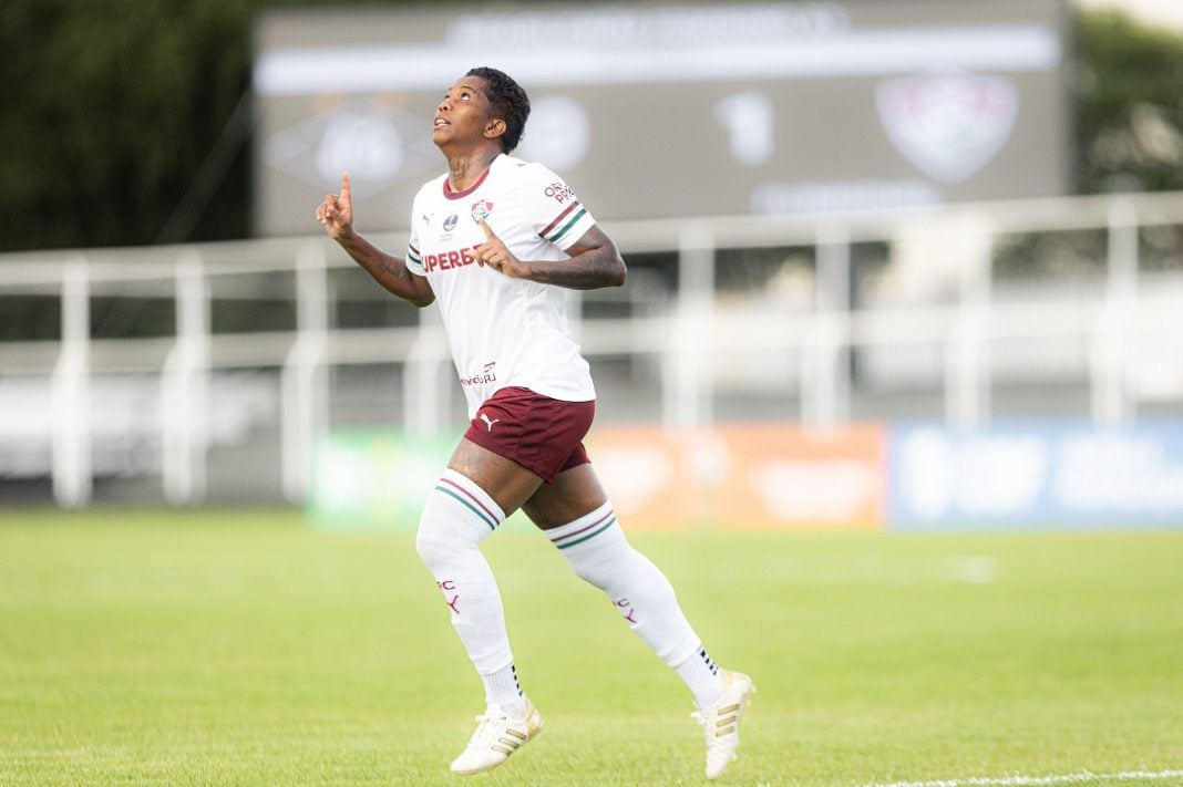 Jogadora do Fluminense Feminino comemora gol
