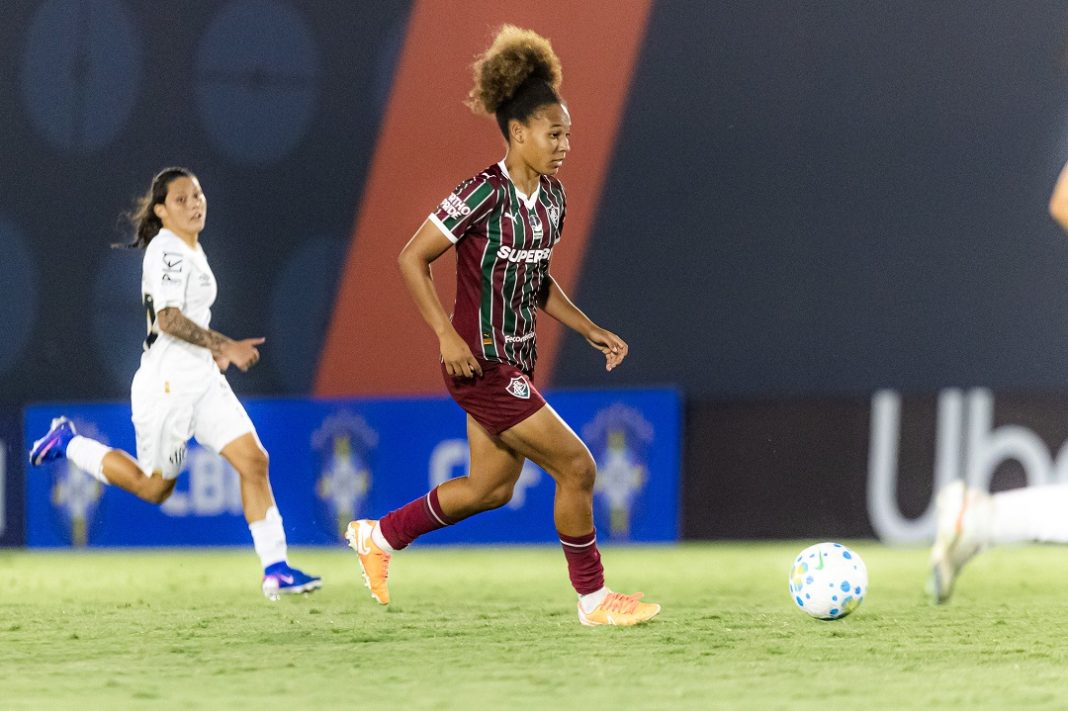 Jogadora do Fluminense Feminino conduz a bola