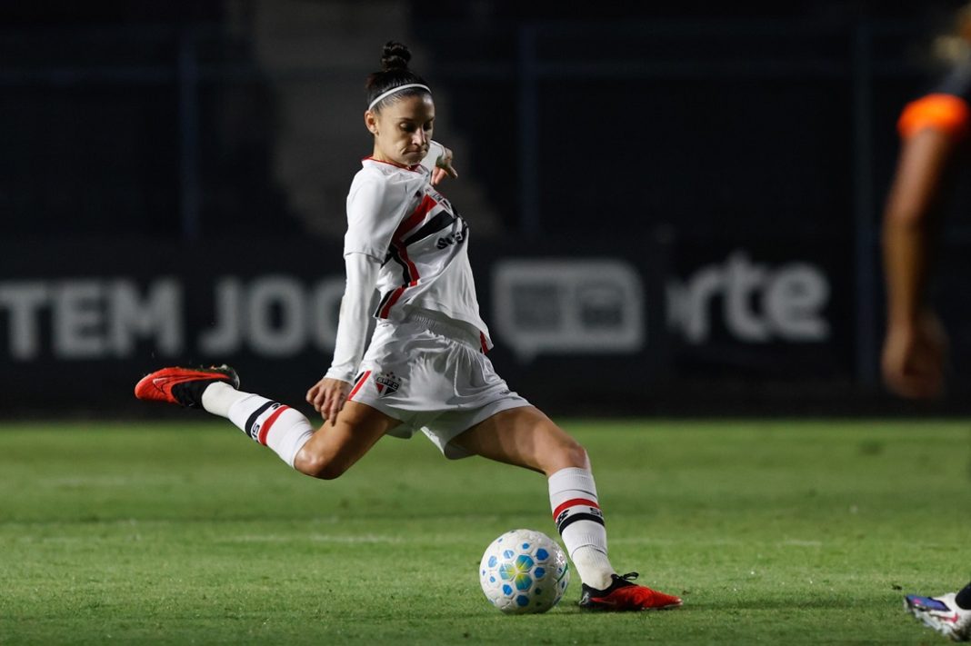 Jogadora do São Paulo Feminino chuta a bola