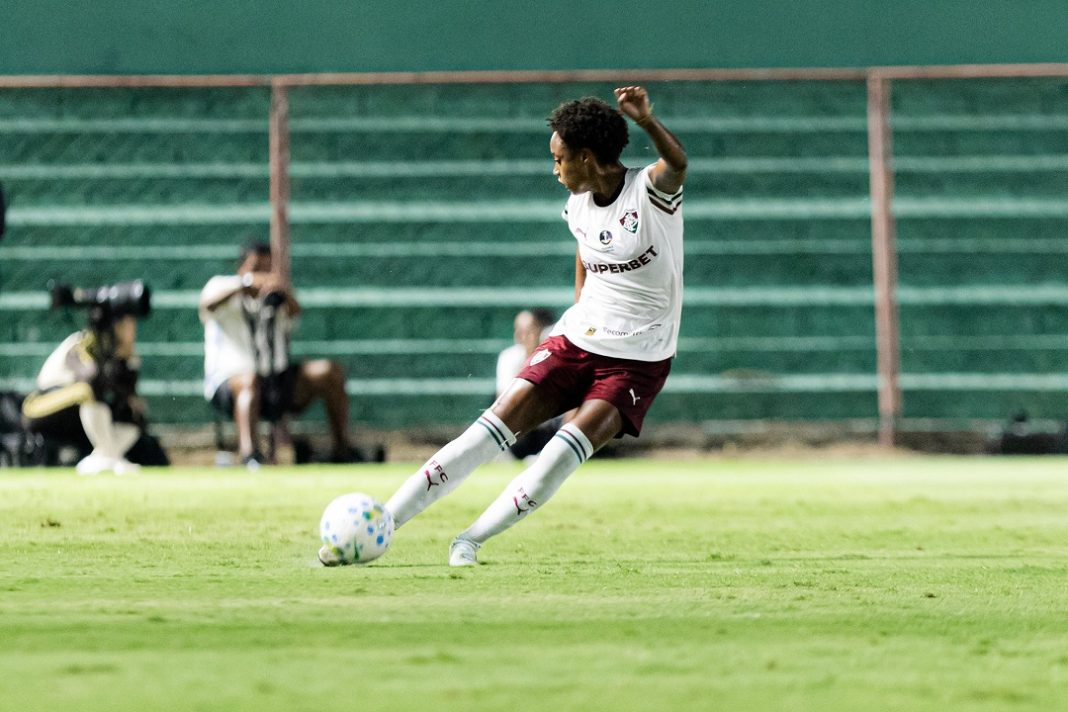 Jogadora do Fluminense Feminino lança a bola