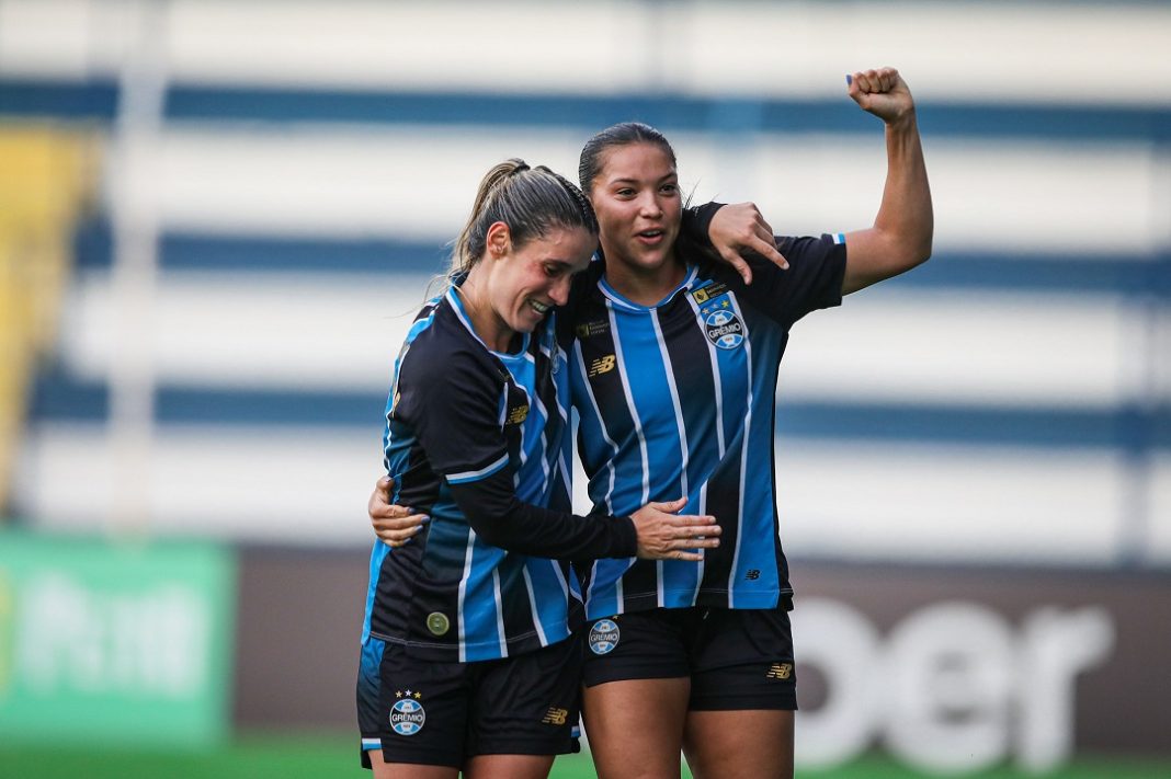 Jogadoras do Grêmio Feminino comemoram gol