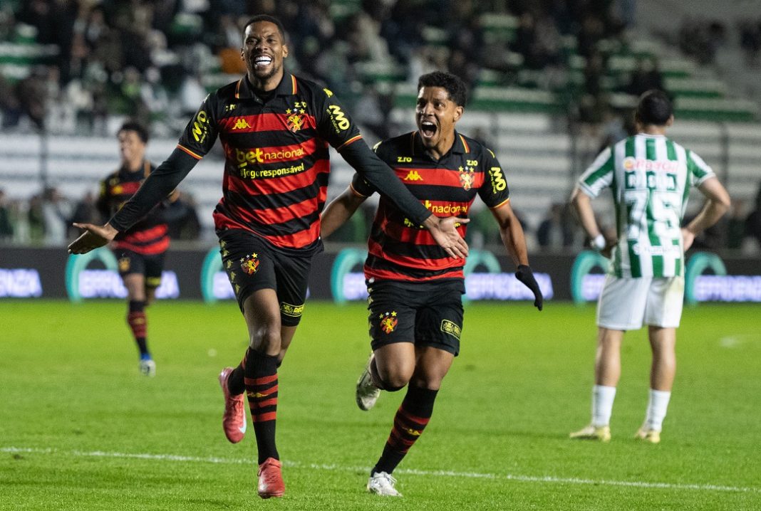 Jogador do Sport comemora gol