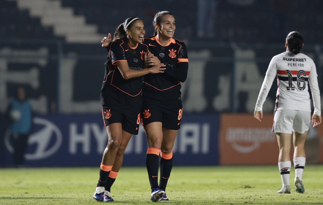 Jogadoras do Corinthians Feminino comemoram gol