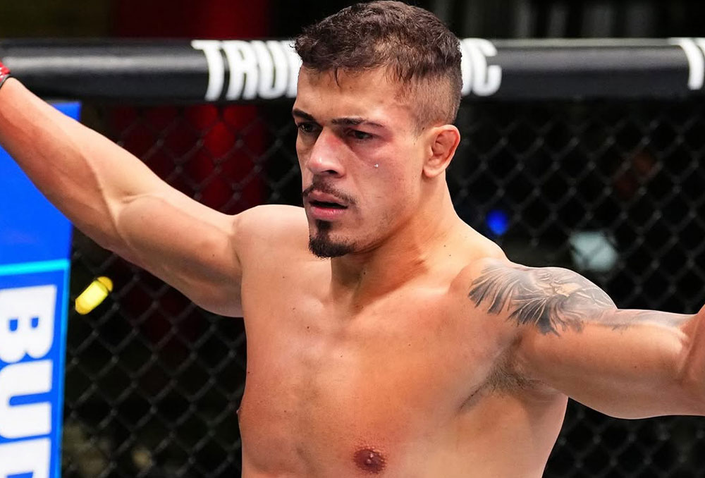 Marco Tulio comemora vitória no UFC