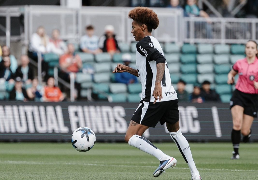 Jogadora do Corinthians Feminino conduz a bola