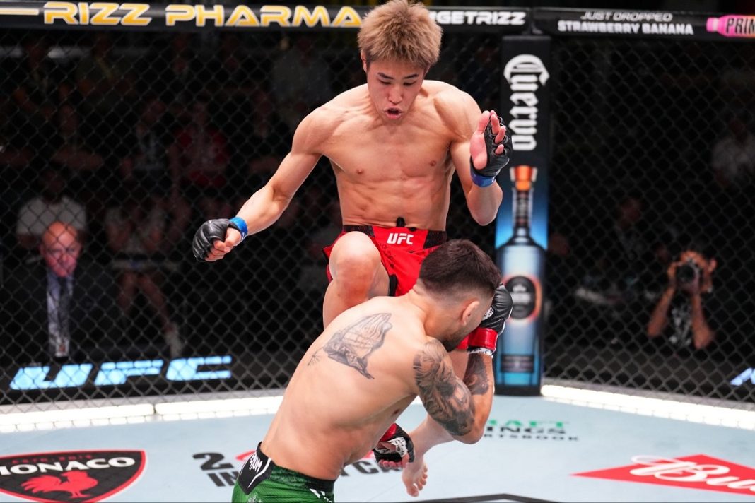 Tatsuro Taira aplica golpe no octógono do UFC