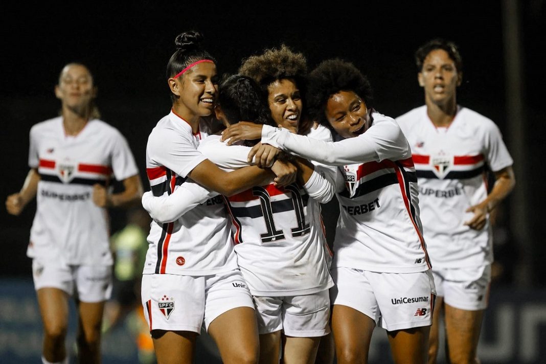 Jogadora do São Paulo Feminino comemora gol