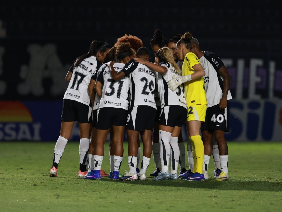 Jogadoras do Corinthians Feminino concentram antes do jogo