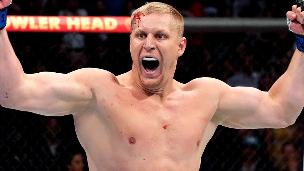 ergei Pavlovich comemora vitória no octógono do UFC