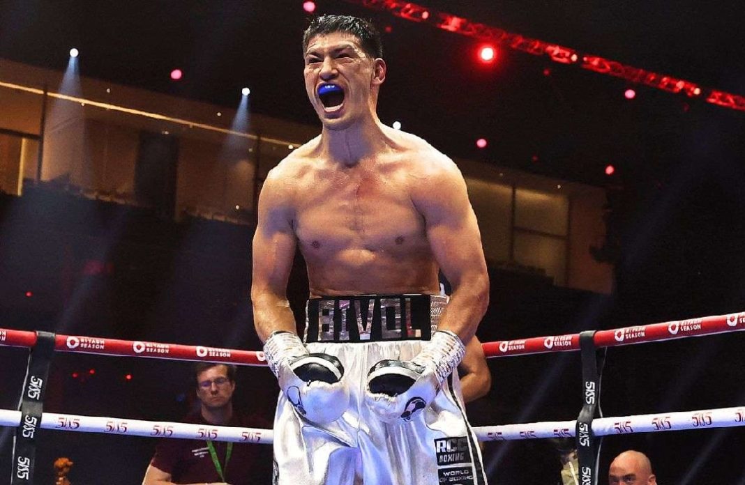 Dmitry Bivol en el cuadrilatero. 