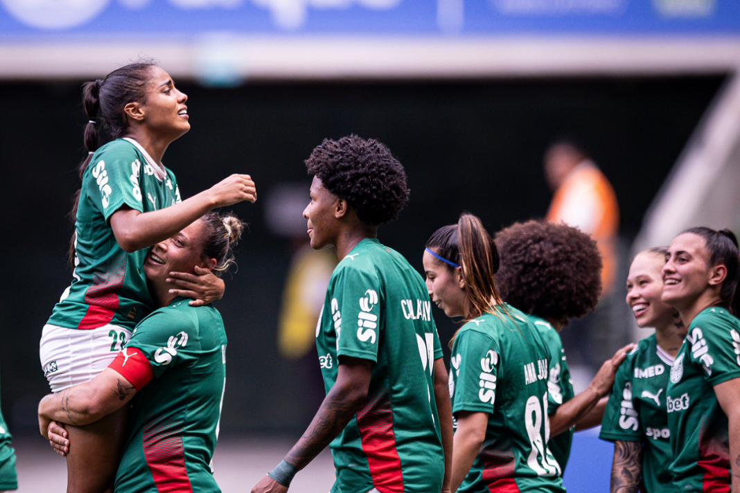 Jogadoras do Palmeiras Feminino comemoram gol